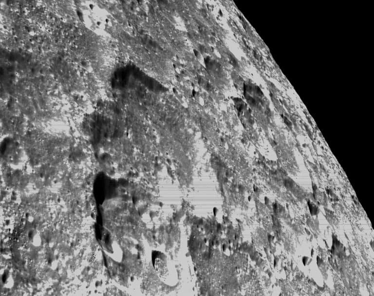 صور فوهات القمر من المركبة أوريون تشير لاحتمال وجود الماء والجليد معاً