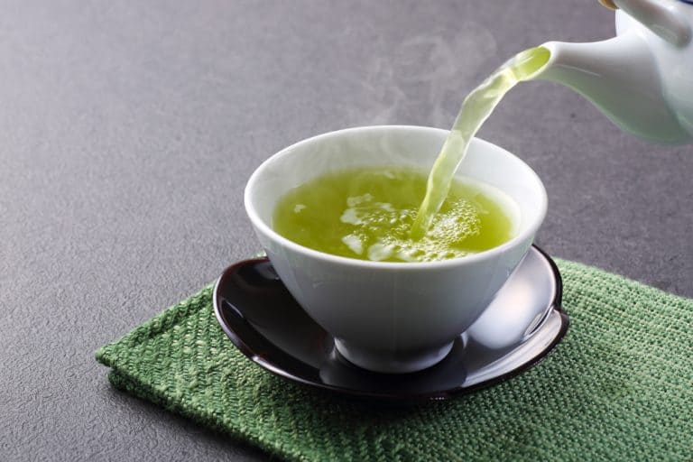 هل يحتوي الشاي الأخضر على الكافيين؟