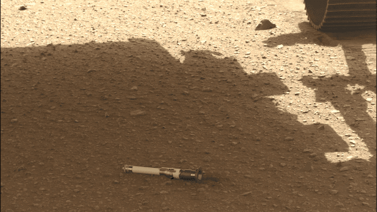 بيرسيفيرنس تجمع أول عينة من صخور المريخ تمهيداً لإرسالها إلى الأرض