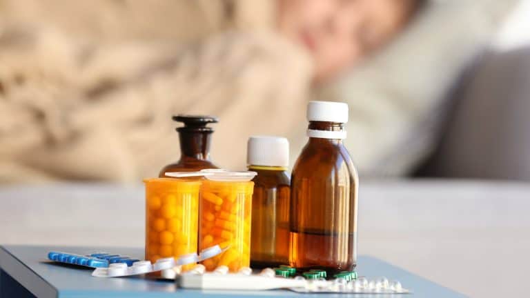 ما مخاطر إعطاء أدوية الرشح المخصصة للبالغين للأطفال؟