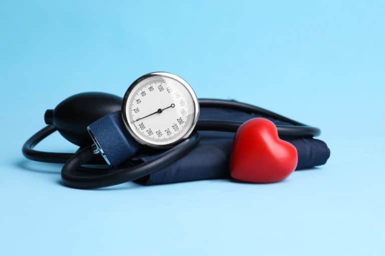 كيف يعمل جهاز قياس ضغط الدم؟