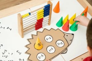 كيف أعلم ابني أساسيات الرياضيات؟