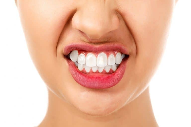 لمَ يحدث «الضغط على الأسنان» أثناء النوم وكيف يتم علاجه؟