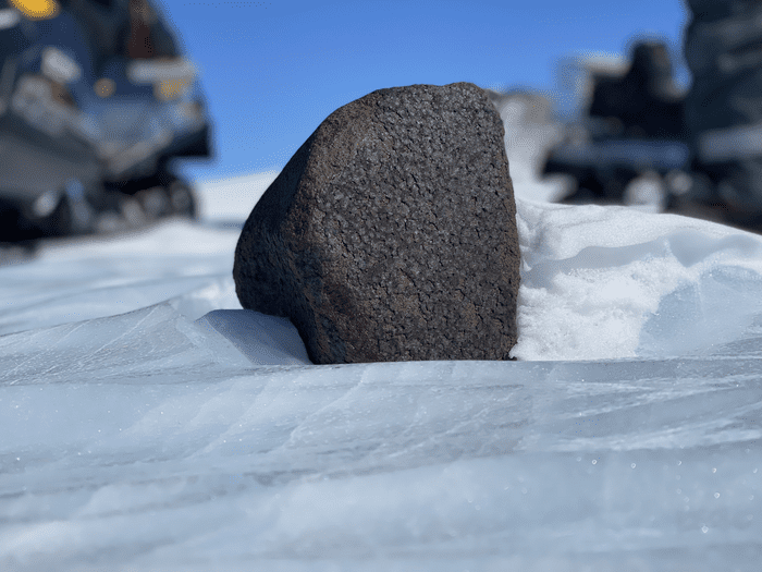 باحثون يعثرون على حجر نيزكي يزن 8 كيلوغرامات في القطب الجنوبي