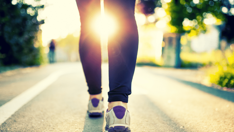 المشي لمدة 5 دقائق كل نصف ساعة يقلل من المخاطر الصحية للجلوس لفترات طويلة