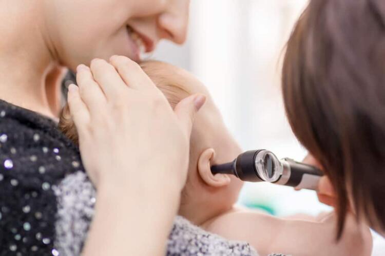 التهاب الأذن الوسطى عند الرضع: أسبابه وعلاجه