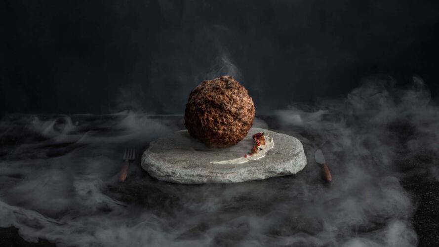 علماء يصنعون كرة عملاقة من لحم الماموث الصوفي المنقرض فهل يمكن تذوقها؟