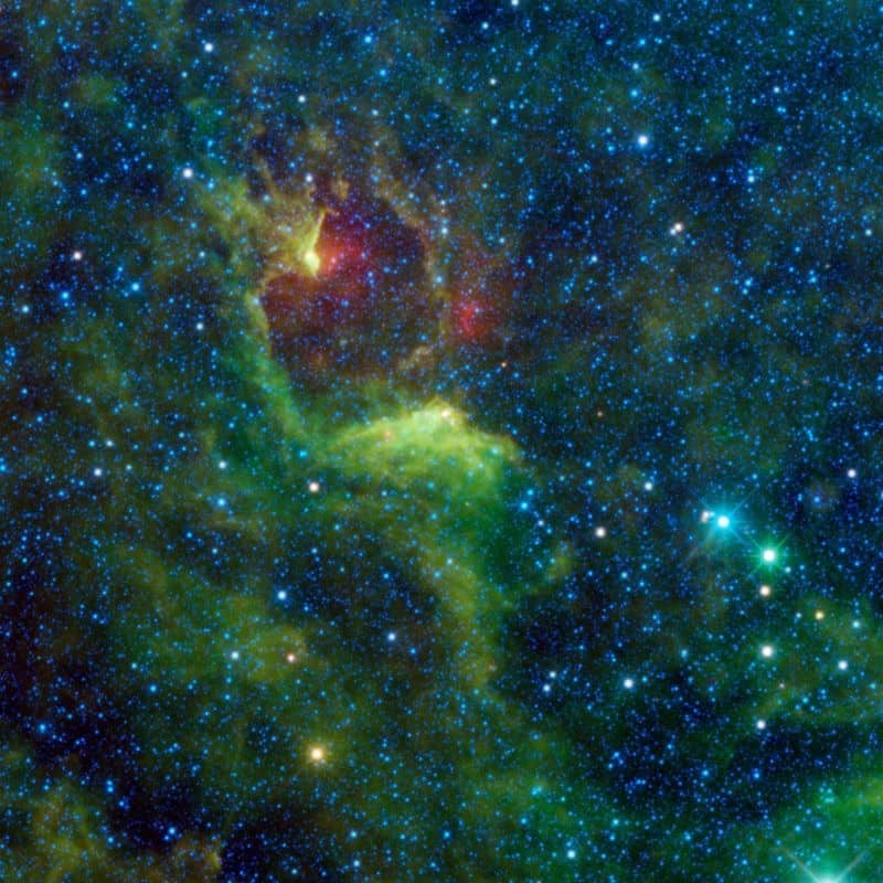 يحمل النجم الأزرق الساطع على يمين هذه الصورة اسم إبسيلون كروسيس (Epsilon Crucis)، وهو نجم من النوع كيه يوجد في كوكبة الصليب الجنوبي. وكالة ناسا/مختبر الدفع النفّاث - معهد كاليفورنيا للتكنولوجيا/ جامعة كاليفورنيا في مدينة لوس أنجلوس