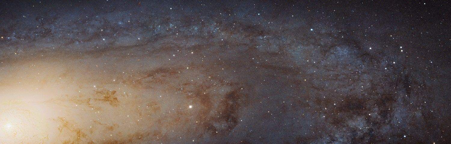 منذ إطلاق تلسكوب هابل في عام 1990، شاركت وكالة ناسا العديد من الصور المذهلة للكون، لكن هذه الصورة التي عالجها الباحثون مؤخراً تتمتع بمزايا أخرى؛ فهي تُعرف باسم مجرة ميسييه 14 (Messier 14)، وهي واحدة من عشرات الأجرام السماوية التي سجّلها عالم الفلك الفرنسي وصياد المذنّبات شارل ميسييه (Charles Messier) بدءاً من عام 1758. هذه الأجرام السماوية ساطعة ويسهل رؤيتها نسبياً بواسطة التلسكوبات الأرضية الصغيرة، لذلك فهي شائعة في مجتمع هواة علم الفلك.جُمعت هذه الصورة من 7,398 صورة فردية عبر 411 موقعاً مختلفاً للتلسكوب، وهي صورة لأقرب جار كوني لمجرتنا، ويُطلق عليها اسم مجرة إم 31 (M31)، كما أنها أكبر صورة مركّبة التقطها تلسكوب هابل حتى الآن. وتحتوي هذه الصورة المركّبة على 1.5 مليار بكسل، وتُظهر أكثر من 100 مليون نجم وآلاف من العناقيد النجمية الموجودة في جزء من قرص مجرة أندروميدا (M31). وكالة ناسا ووكالة الفضاء الأوروبية وجوليان دالكانتون وبنيامين ويليامز ولويس جونسون من جامعة واشنطن وفريق برنامج فات (PHAT) لدراسة مجرة أندروميدا وروبرت غندلر