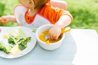 10 طرق للتعامل مع رفض الرضيع تناول الطعام الصلب