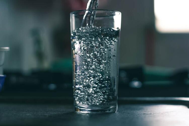 كيف تتباين فوائد الماء تبعاً لوقت شربه؟