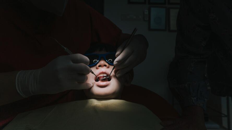 هل يحتاج الأطفال إلى عمليات بضع لب الأسنان فعلاً؟