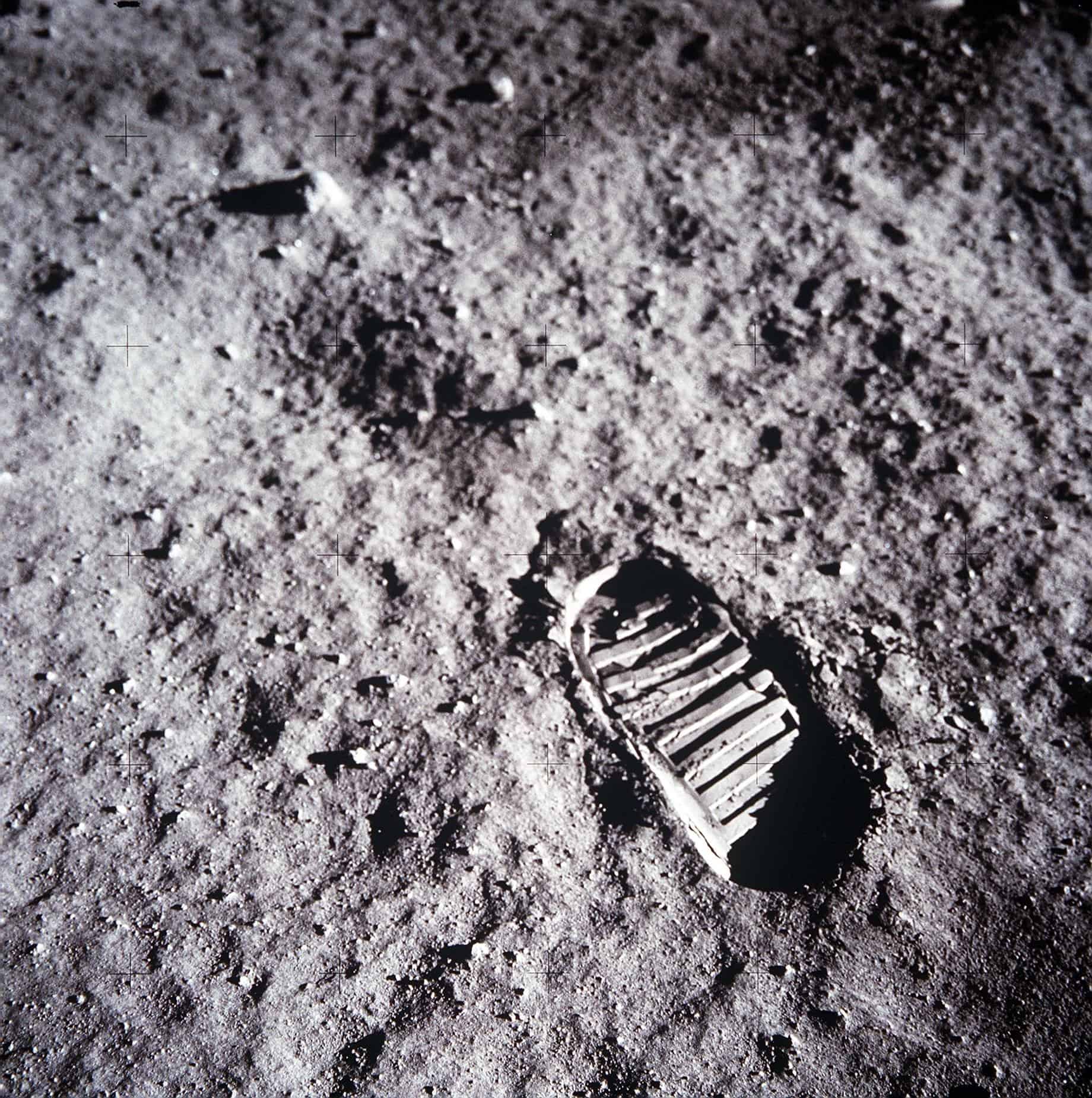 يحتوي القمر أيضاً على آثار أقدام رائد الفضاء باز ألدرن (Buzz Aldrin). وكالة ناسا