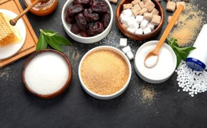 العسل أو السكر البني أو السكر الأبيض: أي من هذه الخيارات الأفضل لصحتك؟