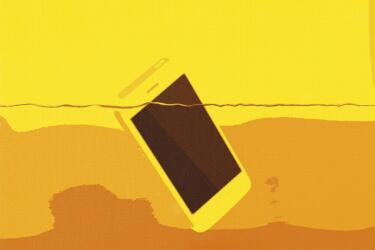 كيف تنقذ هاتفك بعد سقوطه بالماء؟