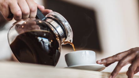 تناول القهوة بحد ذاته يمكن أن يحفّز الدماغ مثل الكافيين
