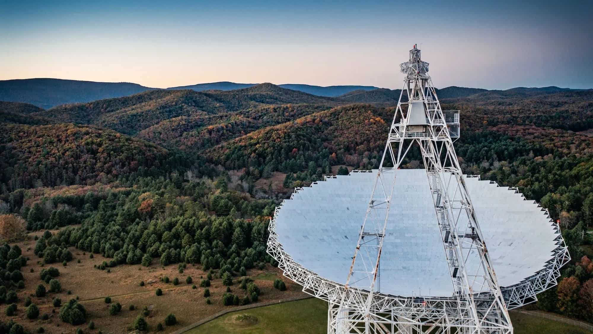 كان تلسكوب غرين بانك في ولاية ويست فيرجينيا الأميركية أحد المراصد المستخدمة في التجربة الجديدة. جيه يونغ من مرصد غرين بانك
