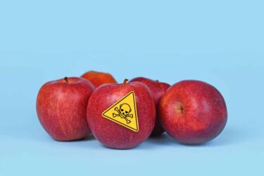 كيف تكتشف بقايا المبيدات على الفواكه والخضروات؟ وماذا تفعل لتجنبها؟
