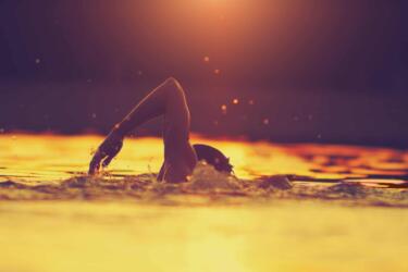 كيف تستفيد من السباحة للحصول على جسم رشيق ومتناسق؟