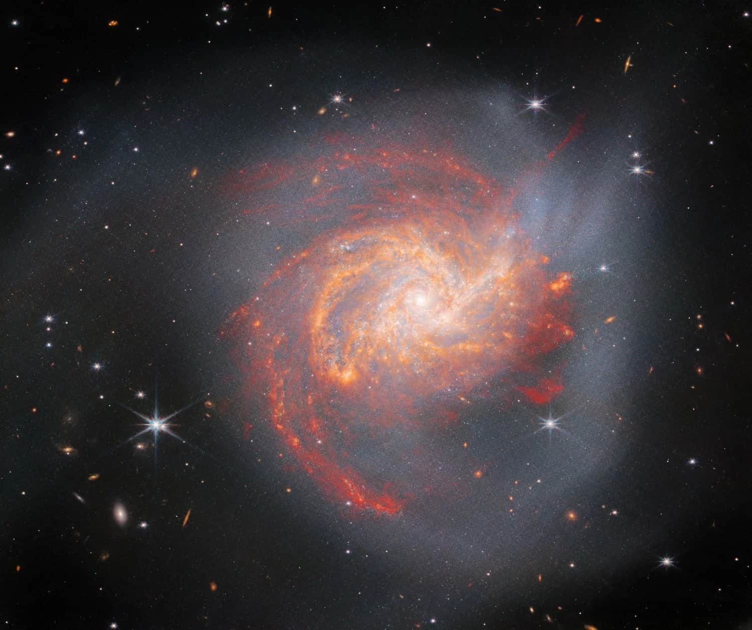 مجرة إن جي سي 3256، نُشرت الصورة في يوليو/ تموز 2023: تظهر على هذه المجرة غير المتناظرة، والتي لها حجم مجرة درب التبانة تقريباً، علامات تدل على أنها تعرضت لحدث اصطدام. يصدر خط من الغبار والنجوم عن مركزها الذي يبعد نحو 120 مليون سنة ضوئية عن الأرض، وهو عبارة عن مواد انسحبت تجاه حافتها. تتشكل النجوم الجديدة في النقاط الساطعة في الصورة بسبب حدث الاصطدام. وكالة الفضاء الأوروبية/ تلسكوب جيمس ويب، وكالة ناسا ووكالة الفضاء الكندية، إل. أرموس، أيه. إيفانز