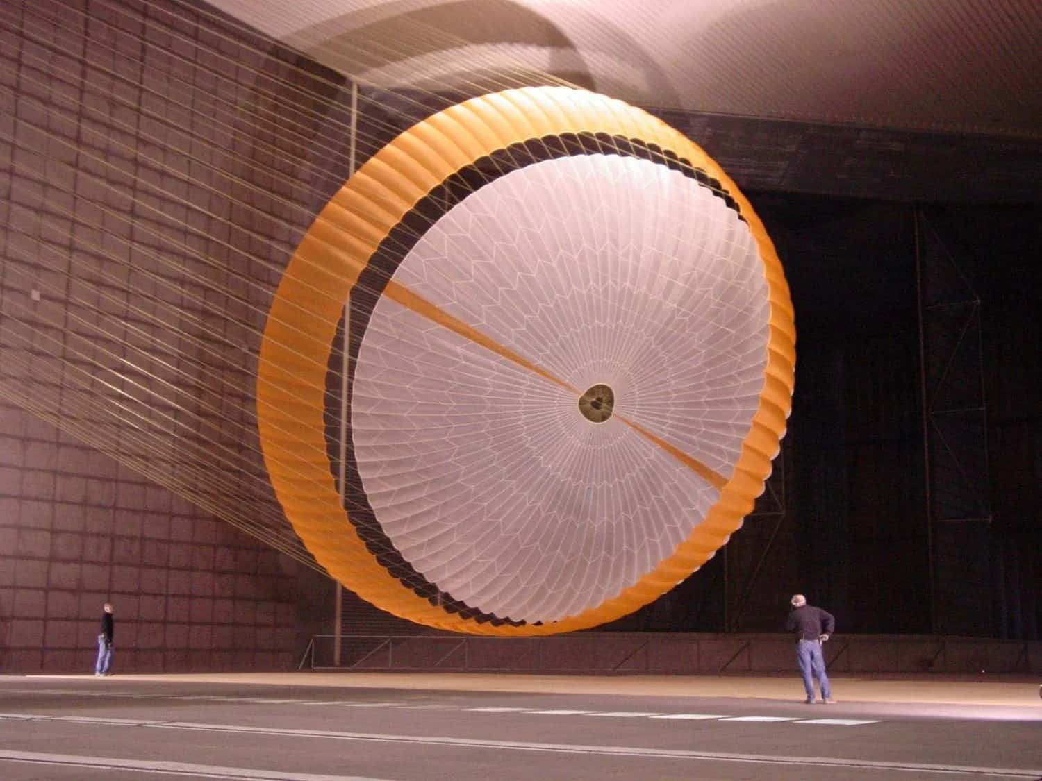 اختُبر أحد تصاميم المظلات المبكّر لنظام الهبوط الذي طُوّر في مختبر علوم المريخ في أكتوبر/ تشرين الأول 2007 في النفق الهوائي ضمن مجمع الديناميكا الهوائية الوطني الكامل النطاق. وكالة ناسا/ مختبر الدفع النفاث/ شركة بايونير إيروسبيس