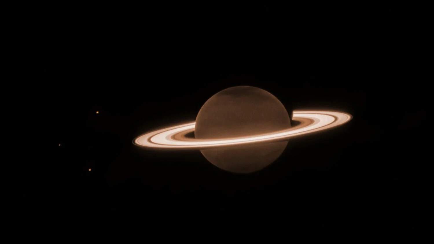 كوكب زحل، نُشرت الصورة في يونيو/ حزيران 2023: تبدو حلقات العملاق الغازي زحل بلون النيون الساطع في ضوء الأشعة تحت الحمراء القريبة. يظهر لون الكوكب نفسه أغمق لأن غلافه الجوي يحتوي على غاز الميثان الذي يمتص ضوء الشمس عند هذه الأطوال الموجية. وكالة ناسا، وكالة الفضاء الأوروبية، وكالة الفضاء الكندية، معهد مراصد علوم الفضاء، ماثيو تسكارينو (معهد البحث عن الذكاء الخارج الأرضي)، ماثيو هيدمان (جامعة آيداهو)، مريم المعتمد (جامعة كورنيل)، مارك شوالتر (معهد البحث عن الذكاء الخارج الأرضي)، لي فليتشر (جامعة ليستر) هايدي هامل (الاتحاد الجامعي للأبحاث الفلكيّة)، معالجة الصورة: جوزيف ديباسكوالي (معهد مراصد علوم الفضاء)