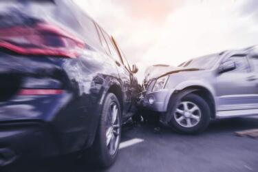 ما الإسعافات الأولية اللازمة في حوادث السيارات؟