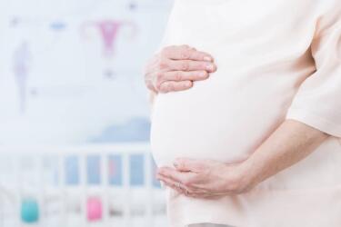 هل يُمكن الحمل والإنجاب بعد سن الأربعين؟ وما مخاطر ذلك؟