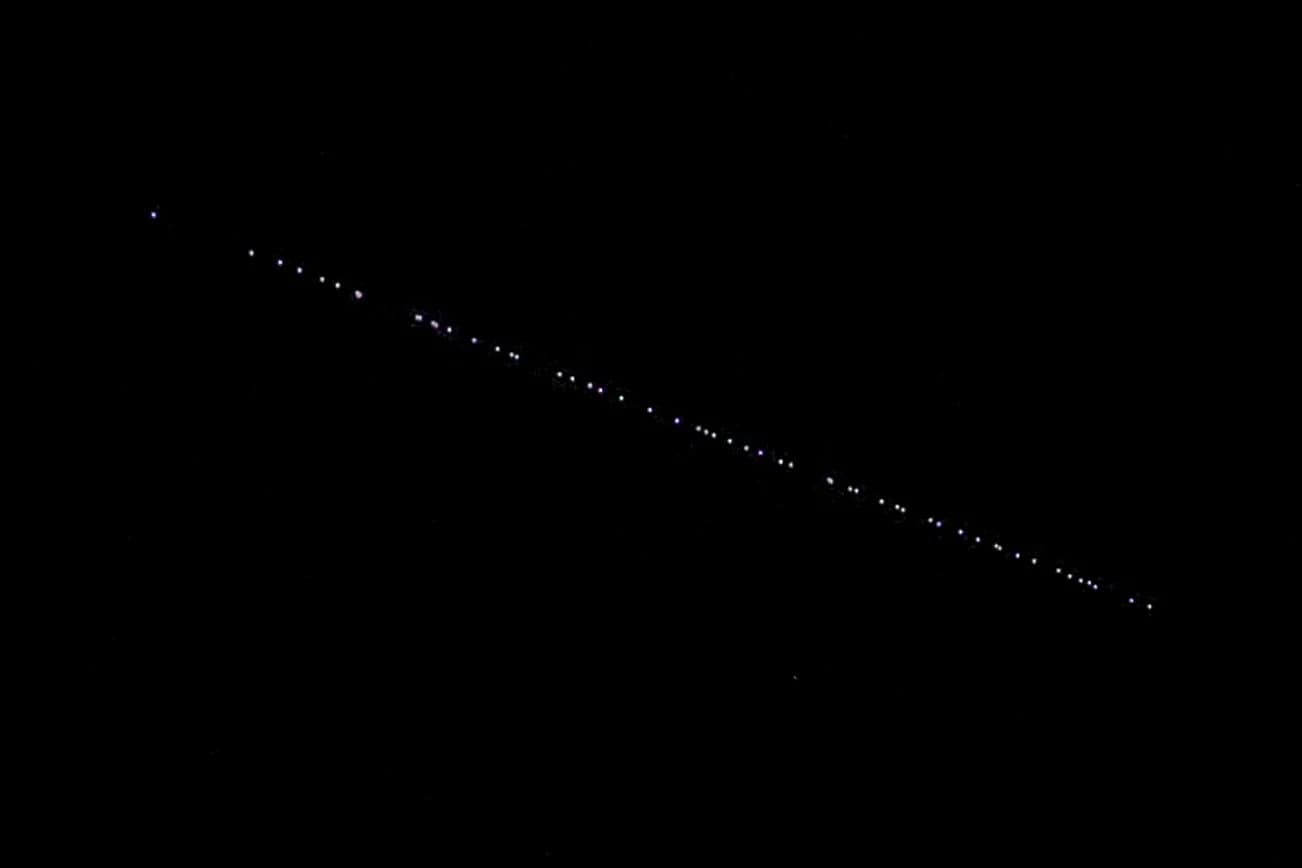 "قافلة" من أقمار ستارلينك الاصطناعية فوق مدينة شانلي أورفا التركية في شهر مايو/ أيار 2023. أردا كوتشوكايا/وكالة الأناضول/غيتي إميدجيز