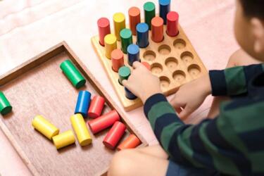 التعلم عن طريق اللعب: كيف يشجّع تعليم مونتيسوري الإبداع في رياض الأطفال؟