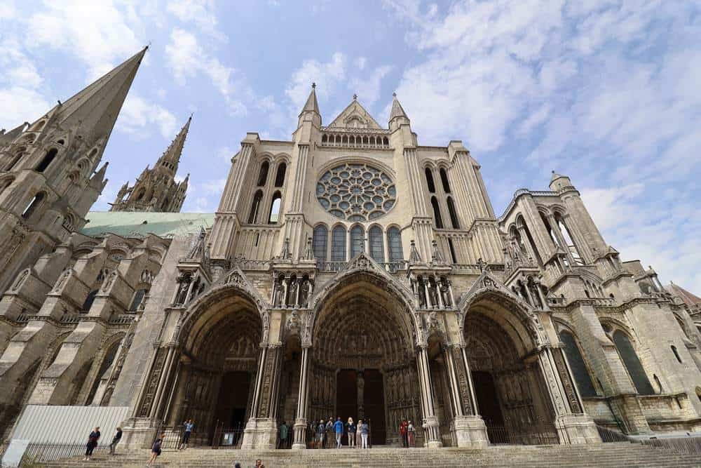 كاتدرائية نوتردام دي شارتر أحد الأبنية الكلاسيكية القوطية في فرنسا