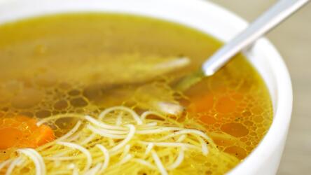 ما الحقيقة وراء تناول حساء الدجاج للمساعدة على الشفاء من نزلات البرد والإنفلوانزا؟