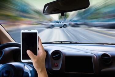 كيف تستخدم هاتفك بأمان أثناء قيادة السيارة في حال اضطررت لذلك؟