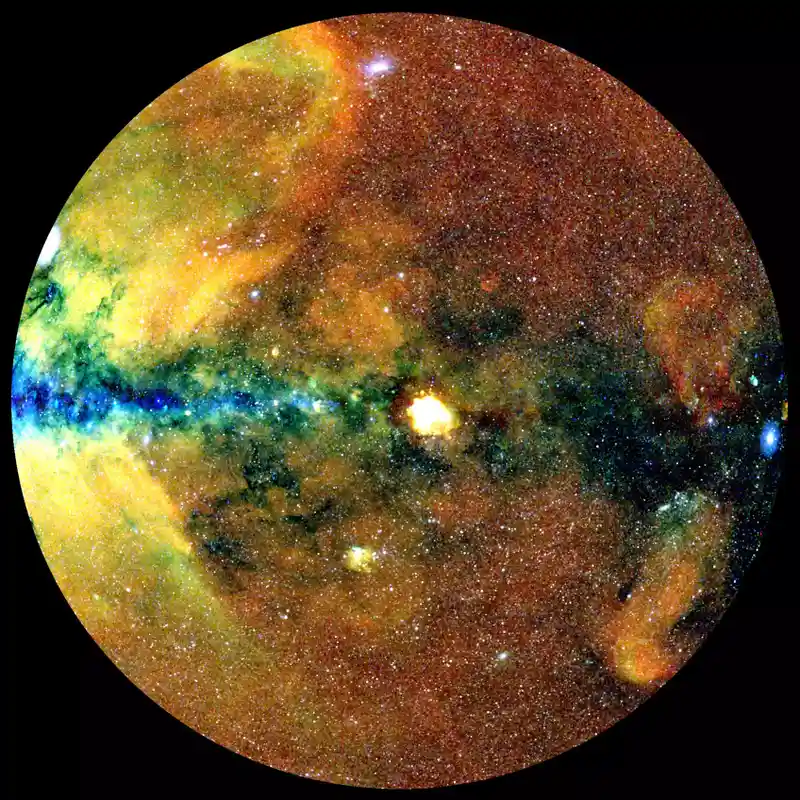 صورة بالأشعة السينية لنصف السماء الذي أُسقط على دائرة، وهو إسقاط يحمل اسم إسقاط زينت المتساوي المساحة (Zenit Equal Area projection)، ويظهر مركز مجرة درب التبانة على اليسار والمستوي المجري أفقياً. تظهر الفوتونات مرمّزة بالألوان وفقاً لطاقتها (الأحمر للطاقات التي تتراوح بين 0.3 و0.6 كيلو إلكترون فولط والأخضر لتلك التي تتراوح بين 0.6 و1 كيلو إلكترون فولط والأزرق للتي تتراوح بين 1 و2.3 كيلو إلكترون فولط). المصدر: معهد ماكس بلانك، جيه ساندرز لصالح اتحاد مؤسسات إي روزيتا.
