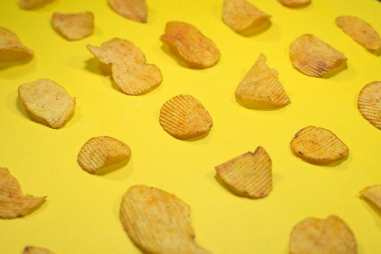 حصاد العلوم اليوم: تطوير طريقة للحصول على رقائق بطاطس لذيذة دون مواد مسرطنة والإفراط في تناول البروتين يُضِرّ بالشرايين