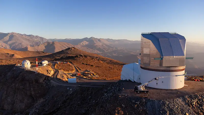 سيُجرى مسح ليغاسي للمكان والزمان في مرصد فيرا سي روبن في شمال تشيلي وسيستمر عقداً من الزمن بدءاً من 2025. سيلتقط تلسكوب سيموني الماسح التابع للمرصد، الذي يبلغ قطره 8.4 أمتار، الصور بمعدل يغطّي السماء المرئية بأكملها كل بضع ليال، ما قد يُتيح رصد المزيد من الأجرام الدخيلة. حقوق الصورة: مرصد فيرا سي روبن/ مؤسسة العلوم الوطنية/أورا/آتش ستوكبراند
