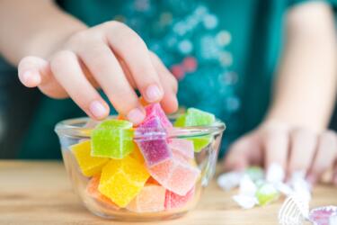 ما الكميات الآمنة لمحتوى السكريات في طعام الأطفال؟