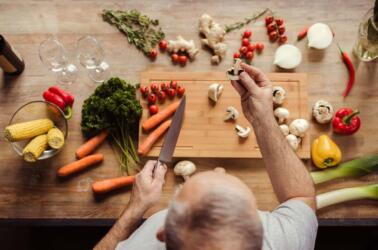 9 عناصر غذائية يجب أن تتناولها يومياً للحفاظ على شبابك بعد سن الخمسين
