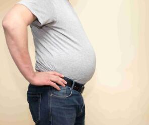 دراسة جديدة تكشف العلاقة بين دهون البطن والتدهور المعرفي لدى الرجال في منتصف العمر