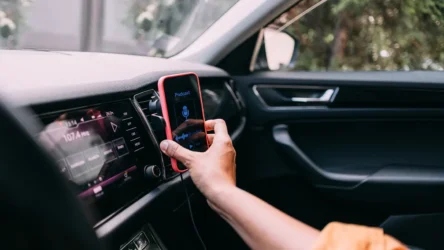 دراسة جديدة تكشف مخاطر استخدام الهاتف في أثناء قيادة السيارة حتى ولو لم تمسكه بيديك
