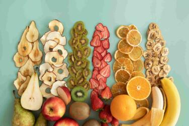 هل تختلف الفاكهة المجففة عن الطازجة؟ وكيف يمكن الحفاظ على قيمتها الغذائية؟