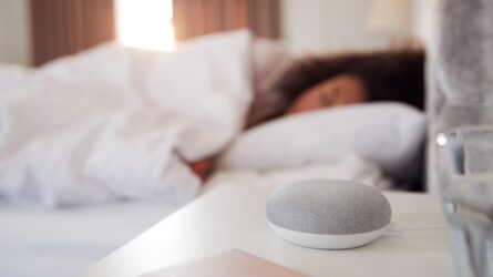 كيف يمكنك استخدام مكبرات الصوت الذكية لتحسين جودة النوم؟