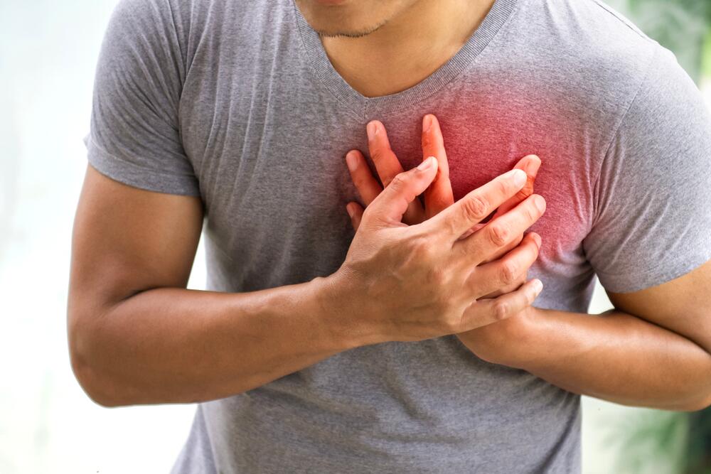 تعرّف إلى الأسباب العرضية والخطيرة للنغزة القلبية ومتى يجب أن تقلق