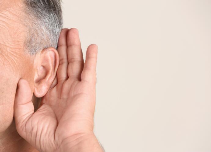 ما سبب فقدان السمع مع التقدم بالعمر؟ وكيف يمكن تجنبه؟