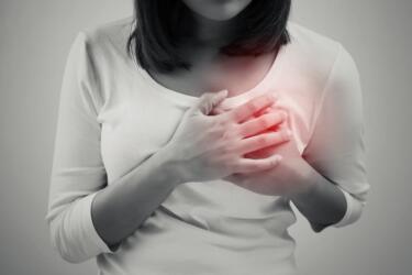 11 سبباً لآلام الثدي الأيسر تتطلب بعضها رعاية طبية فورية