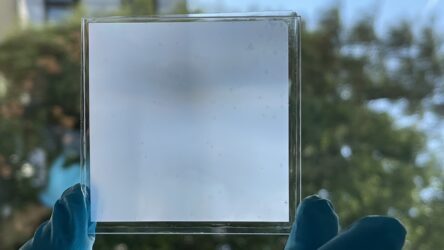 باحثون يطوّرون مادة جديدة تبدو مثل الزجاج المسنفر ولكنها أكثر شفافية