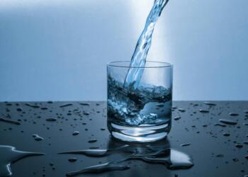 هل يسبب شرب الماء البارد زيادة في الوزن؟