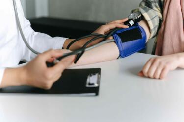 طريقة جديدة لعلاج ارتفاع ضغط الدم تُثير الجدل